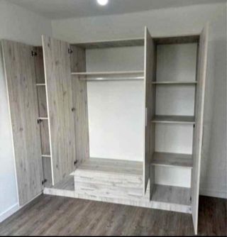 Armario modular madera color beige y marrón