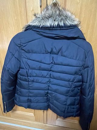 Abrigo Bershka negro con pelo