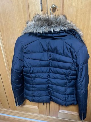 Abrigo Bershka negro con pelo