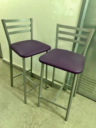 Taburetes altos morados (2 unidades).