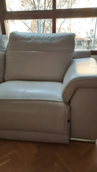 SE REGALA. Sofá de piel