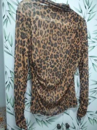 Camiseta animal print manga larga