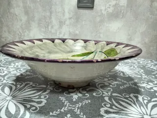 Frutero de cerámica con tulipanes