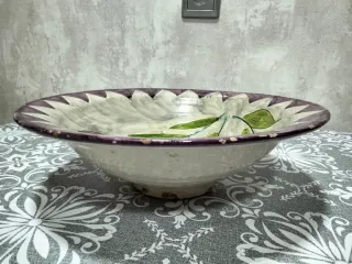 Frutero de cerámica con tulipanes