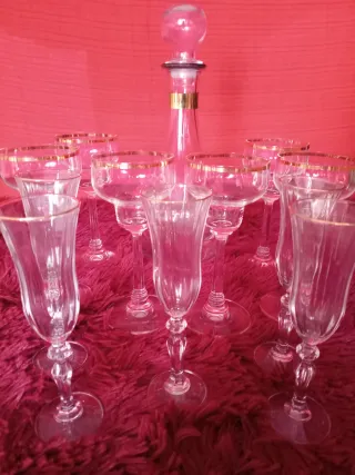 Juego de copas y licorera