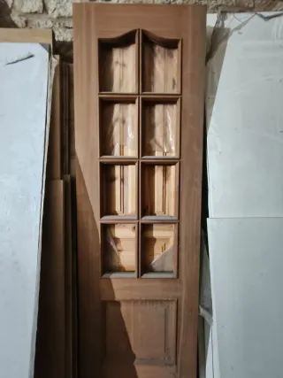 Puerta de madera con 8 cristales