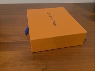 Caja y bolsa Louis Vuitton. Vacia