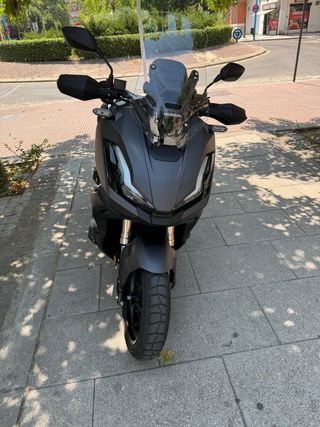 Honda ADV 350 Maxiscooter Automática