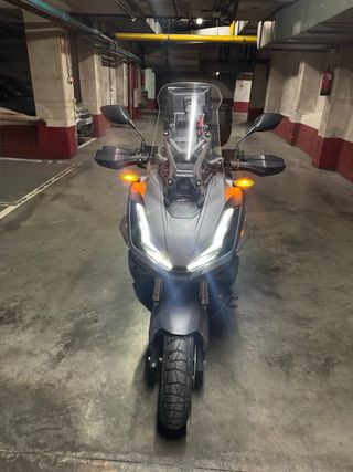 Honda ADV 350 Maxiscooter Automática