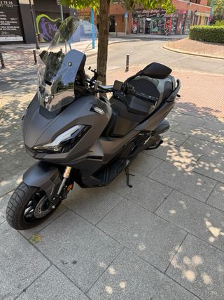 Honda ADV 350 Maxiscooter Automática