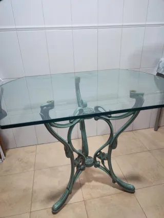 Mesa cristal con pie de forja.