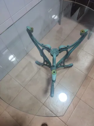 Mesa cristal con pie de forja.