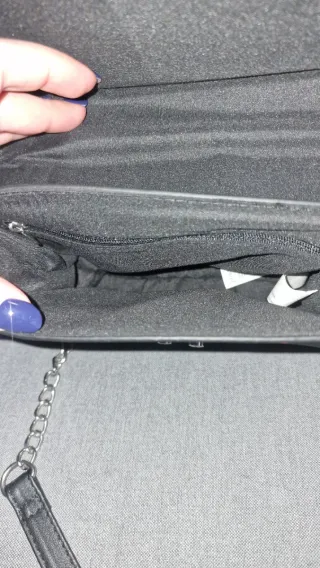 Bolso negro con flores rosas y tachuelas