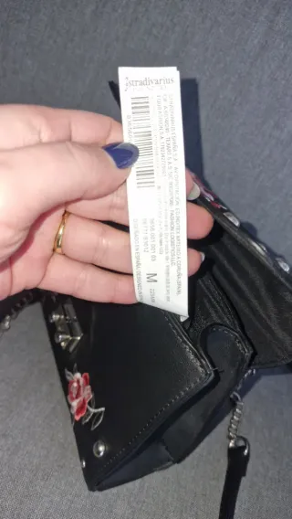 Bolso negro con flores rosas y tachuelas