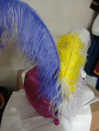 Turbante rosa y morado con plumas