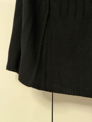 Capa negra cuello alto