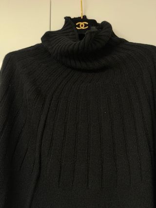 Capa negra cuello alto