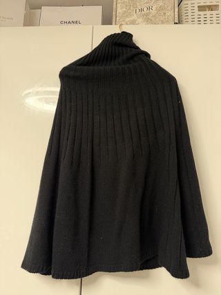 Capa negra cuello alto