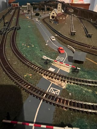 Maqueta de tren escala N con vías y edificios