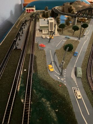 Maqueta de tren escala N con vías y edificios