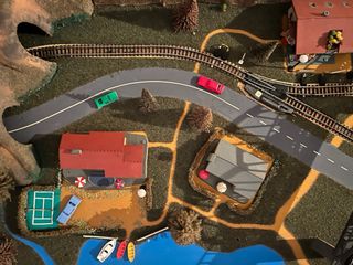 Maqueta de tren escala N con vías y edificios