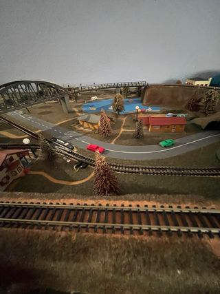 Maqueta de tren escala N con vías y edificios