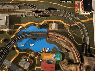 Maqueta de tren escala N con vías y edificios