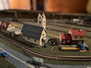 Maqueta de tren escala N con vías y edificios