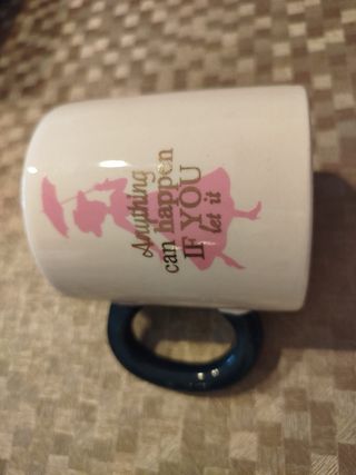 Taza blanca con diseño rosa