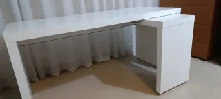 Escritorio blanco con tablero extraíble.