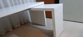 Escritorio blanco con tablero extraíble.