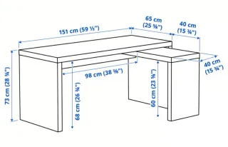 Escritorio blanco con tablero extraíble.