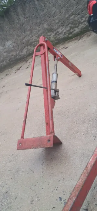 Grúa para motores con ruedas