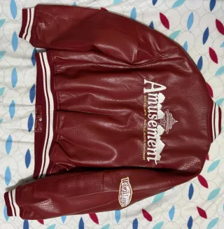 Cazadora efecto piel roja y blanca