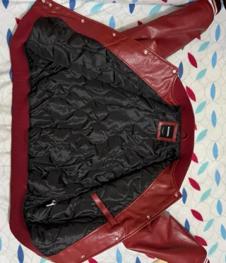 Cazadora efecto piel roja y blanca