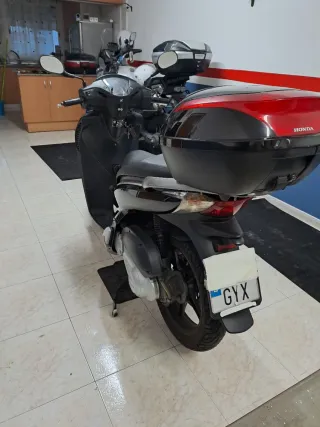 Honda SH 125i Scooter Negra