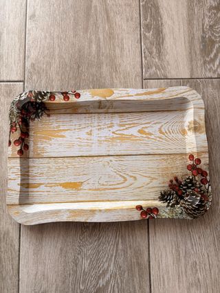 Bandeja decorativa con piñas y bayas