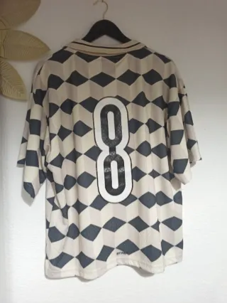 Camiseta Pull and Bear geométrica