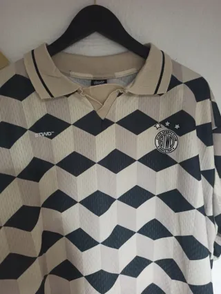 Camiseta Pull and Bear geométrica