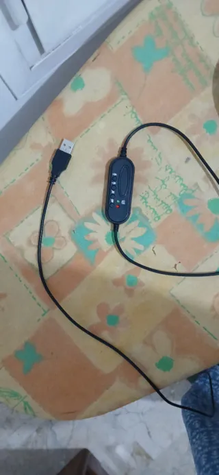 Cascos con luces, con micro, puerto USB y cable