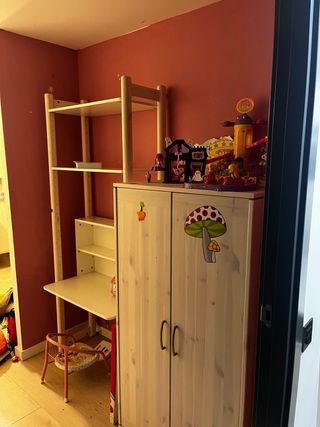 Cama casa Flexa , con mueble y escritorio.