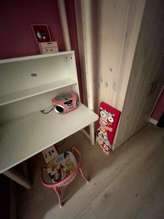 Cama casa Flexa , con mueble y escritorio.