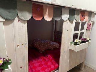 Cama casa Flexa , con mueble y escritorio.