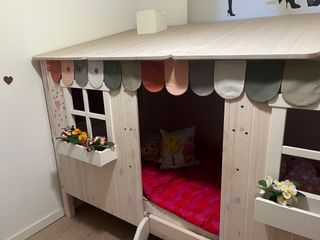 Cama casa Flexa , con mueble y escritorio.