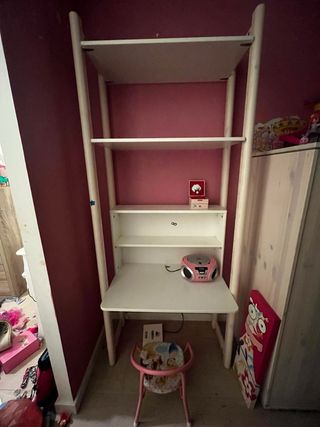 Cama casa Flexa , con mueble y escritorio.