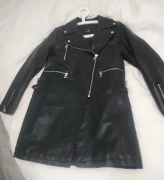 Chaqueta larga tipo biker negra