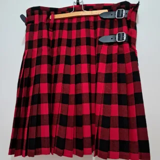Falda Kilt Escocesa Cuadros Rojo y Negro Cinturón