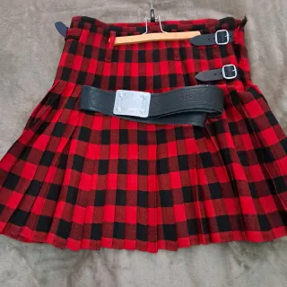 Falda Kilt Escocesa Cuadros Rojo y Negro Cinturón