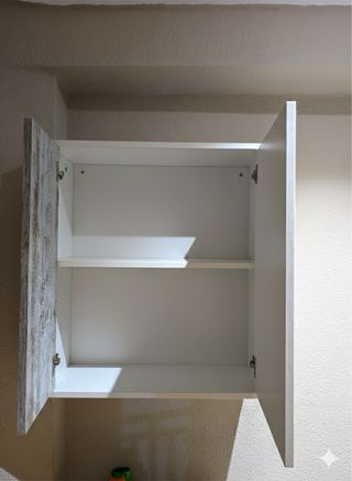 Mueble de comedor blanco y madera