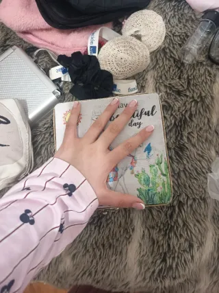 Caja de madera decorada con llamas